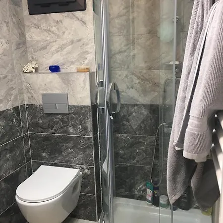 Beautiful 1 Bedroom Studio *